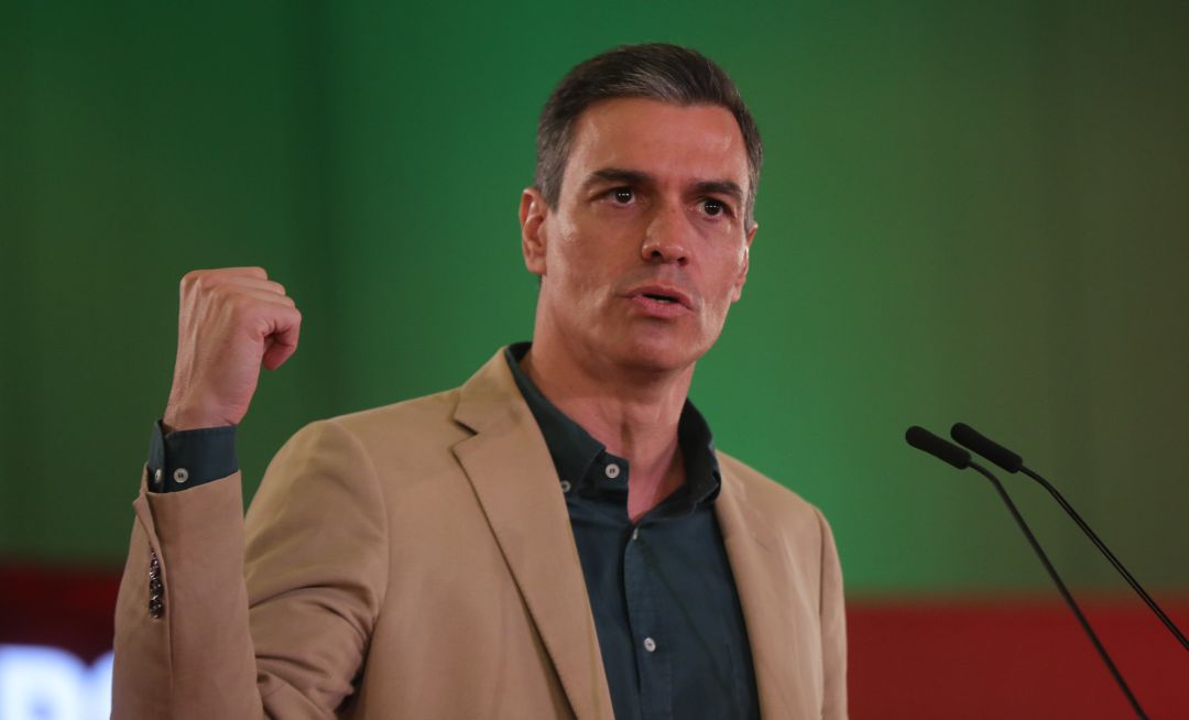 El secretario general del PSOE y presidente del Gobierno, Pedro Sánchez , durante su intervención en un acto de partido en el Hotel Barceló Renacimiento, a 17 de julio de 2021 en Sevilla (Andalucía, España). El secretario general del PSOE y presidente del Gobierno, Pedro Sánchez , durante su intervención en un acto de partido en el Hotel Barceló Renacimiento, a 17 de julio de 2021 en Sevilla (Andalucía, España).