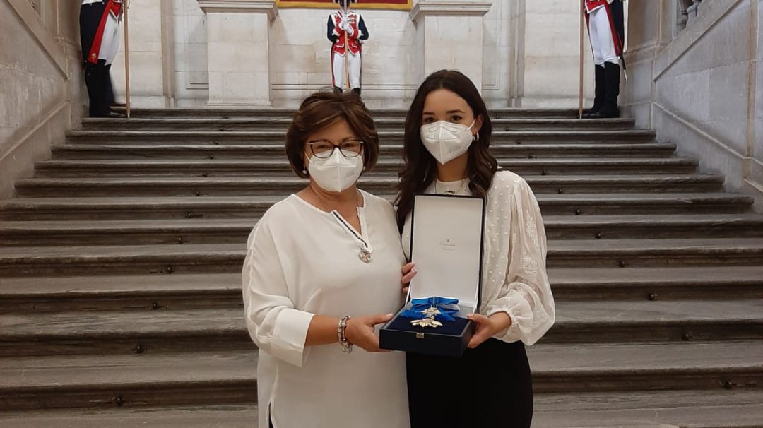 Su viuda Dulce Espinosa (izquierda) en el Palacio Real. Su viuda Dulce Espinosa (izquierda) en el Palacio Real.
