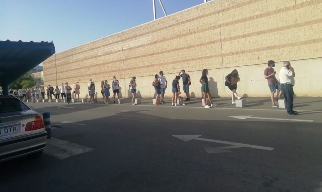 Personas haciendo cola en la vacunación sin cita que se está realizando este sábado en el Centro Comercial 'La Loma'. Personas haciendo cola en la vacunación sin cita que se está realizando este sábado en el Centro Comercial 'La Loma'.