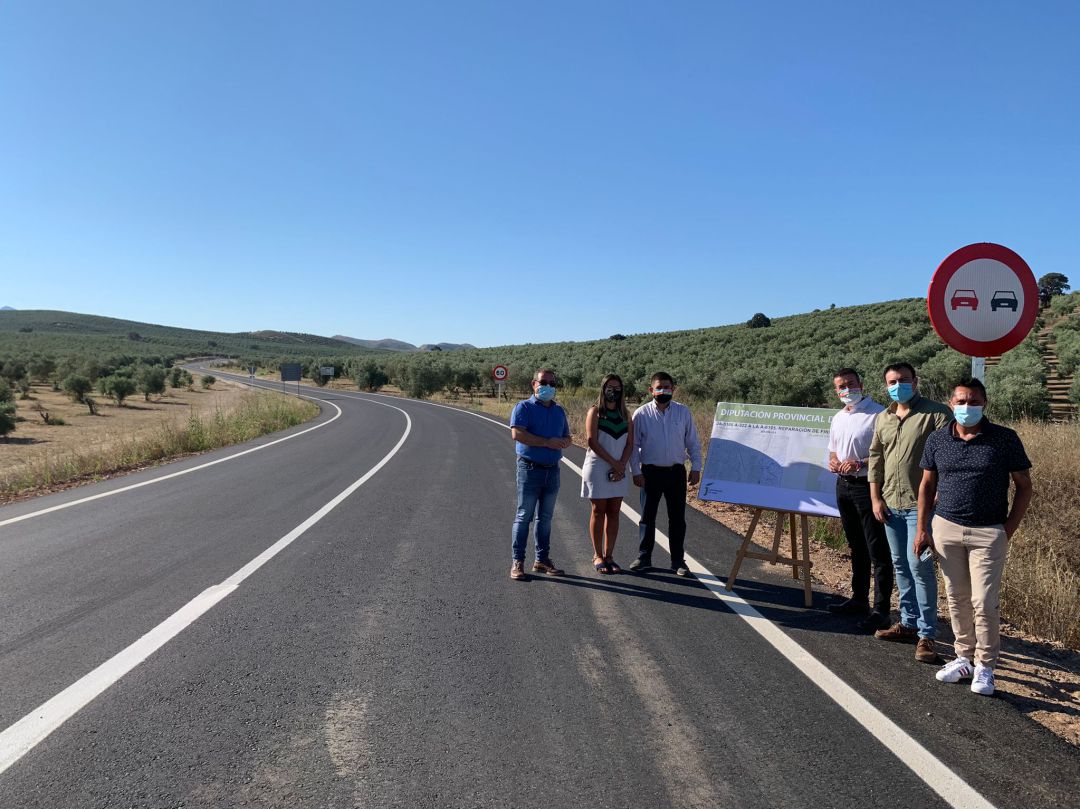 El presidente de la Diputación Provincialde Jaén, Francisco Reyes, tercero por la izquierda, con los alcaldes de la zona en la inauguración de la carretera El presidente de la Diputación Provincialde Jaén, Francisco Reyes, tercero por la izquierda, con los alcaldes de la zona en la inauguración de la carretera