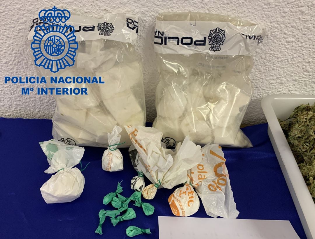 Los agentes han incautado gran cantidad de droga como cocaína o marihuana. Los agentes han incautado gran cantidad de droga como cocaína o marihuana.