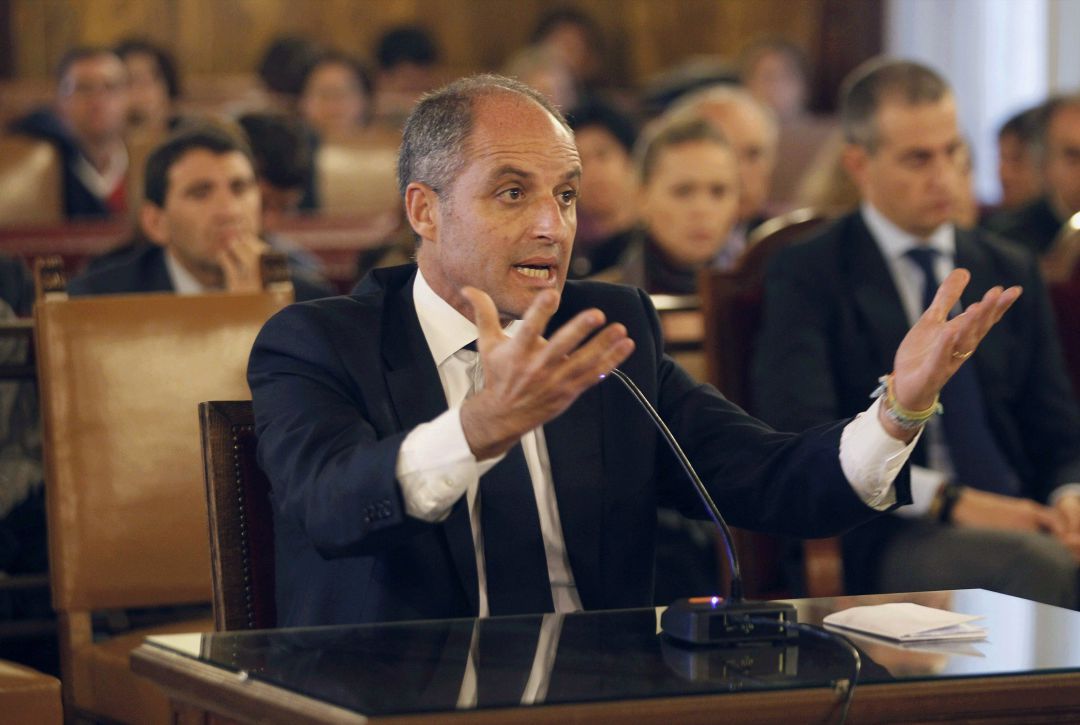 El expresident de la Generalitat, Francisco Camps, durante el juicio en diciembre de 2011 por los trajes, del que salió absuelto. El expresident de la Generalitat, Francisco Camps, durante el juicio en diciembre de 2011 por los trajes, del que salió absuelto.