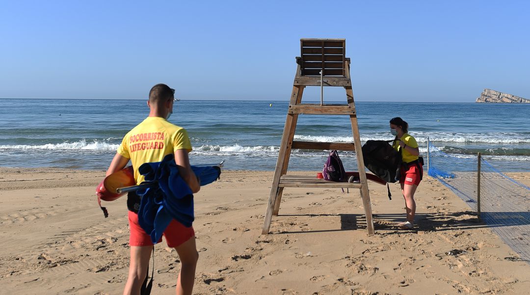 Dos socorristas comienzan su servicio en una playa de Benidorm. Dos socorristas comienzan su servicio en una playa de Benidorm.