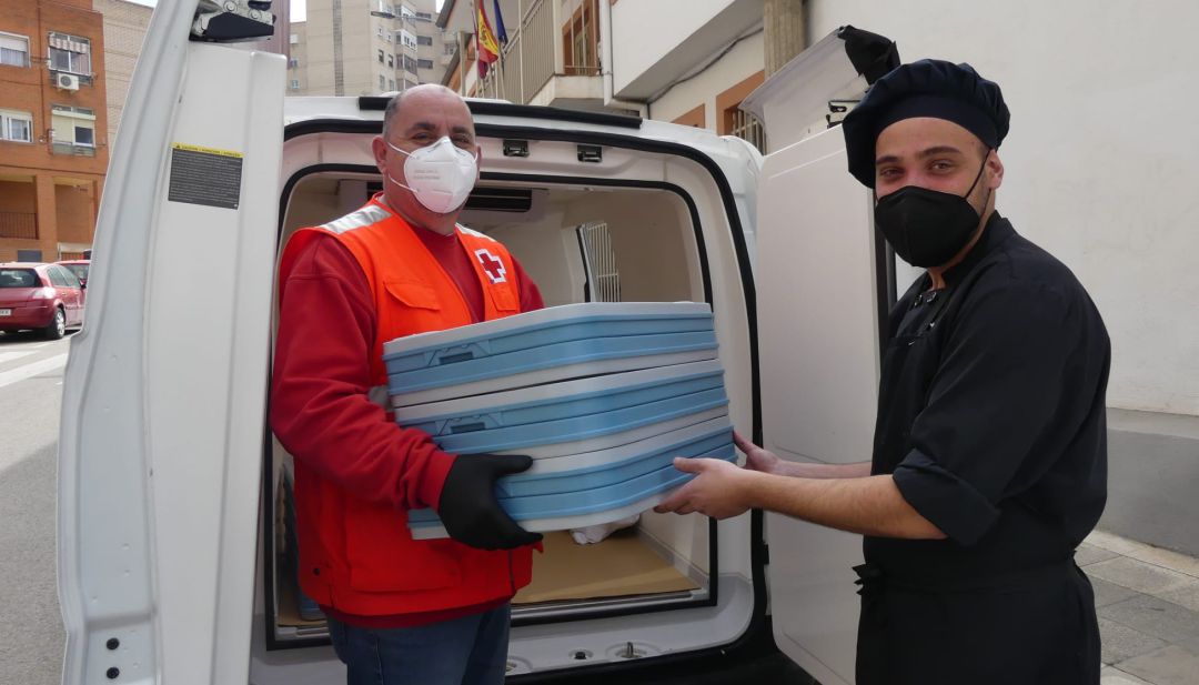 La comida se elabora en los centros de día que gestiona la Junta y los repartidores de Cruz Roja la llevan a los domicilios de los usuarios. La comida se elabora en los centros de día que gestiona la Junta y los repartidores de Cruz Roja la llevan a los domicilios de los usuarios.