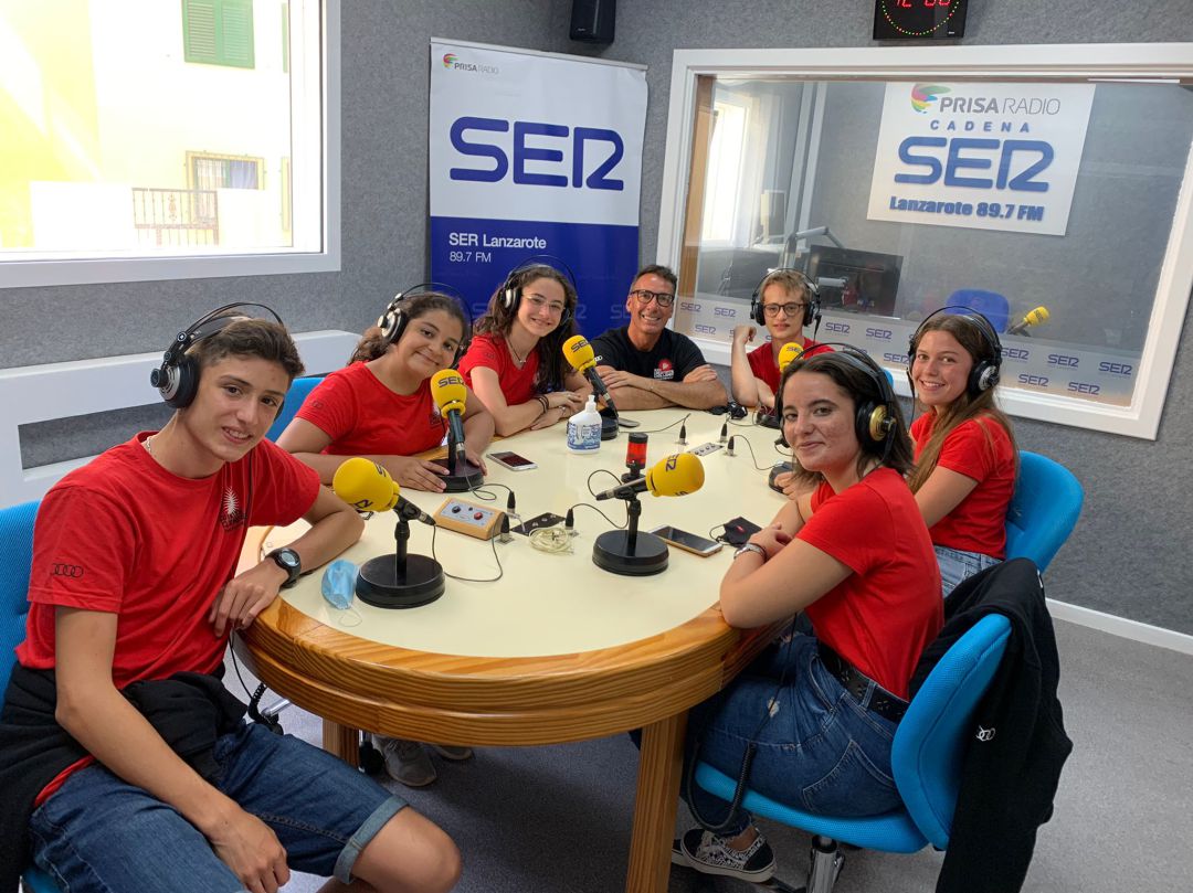 Alejandro, María y Rocío, alumnos de 4º de ESO del Colegio Nuestra Señora de las Mercedes de Granada; Mateo, Carolina y Marina, alumnos de 3º de ESO del Colegio San Patricio de Madrid; y el emprendedor e inversor español experto en innovación, fundador de Imagine Creativity Center de Sillicon Valley, Xavier Verdaguer. Alejandro, María y Rocío, alumnos de 4º de ESO del Colegio Nuestra Señora de las Mercedes de Granada; Mateo, Carolina y Marina, alumnos de 3º de ESO del Colegio San Patricio de Madrid; y el emprendedor e inversor español experto en innovación, fundador de Imagine Creativity Center de Sillicon Valley, Xavier Verdaguer.