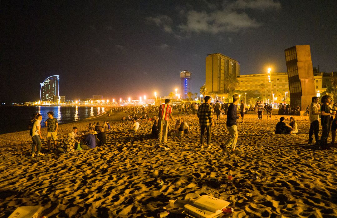 Jóvenes se reúnen en la playa de la Barceloneta horas antes de que entre en vigor el toque de queda en Cataluña. Jóvenes se reúnen en la playa de la Barceloneta horas antes de que entre en vigor el toque de queda en Cataluña.