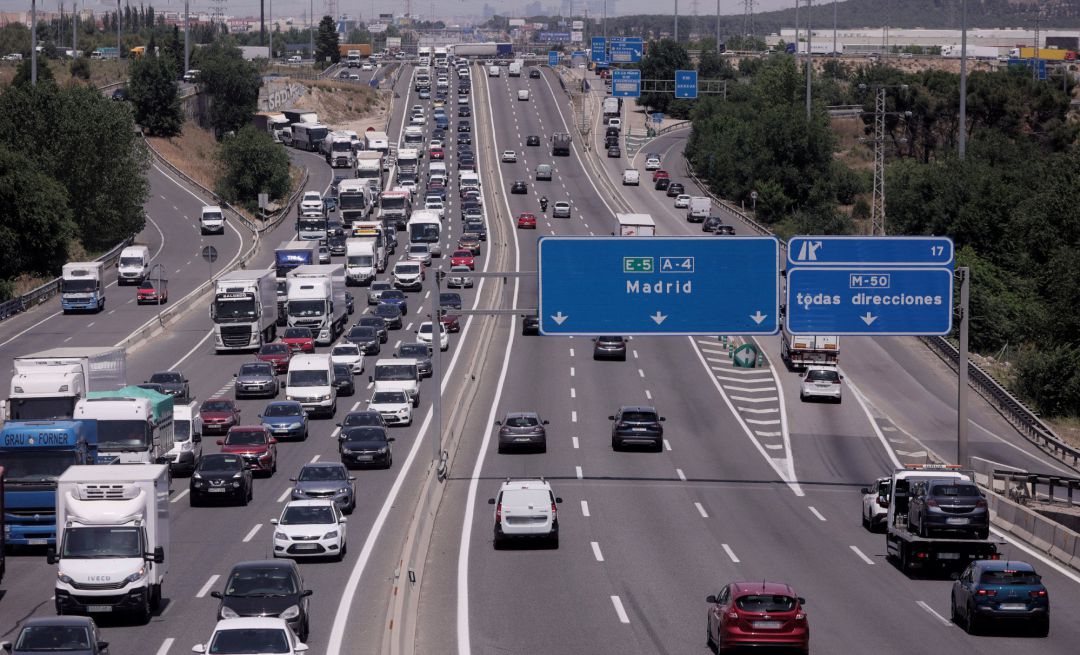 Tráfico de coches en la autovía del Sur o A-4 a la altura de la localidad del municipio de Getafe. Tráfico de coches en la autovía del Sur o A-4 a la altura de la localidad del municipio de Getafe.