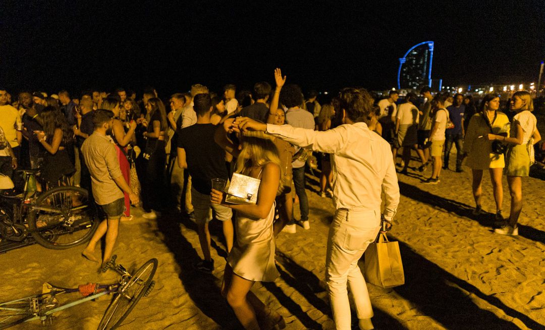 Jóvenes haciendo botellón en la playa de la Barceloneta, en Barcelona. Jóvenes haciendo botellón en la playa de la Barceloneta, en Barcelona.
