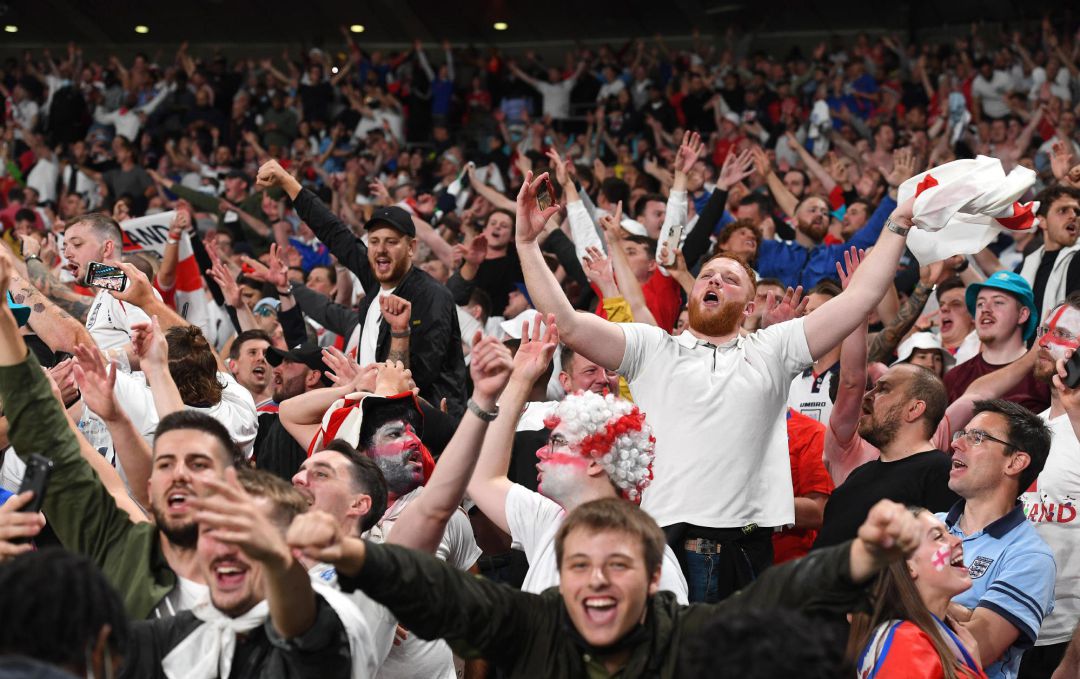 Varios fans de la selección inglesa de fútbol celebran el pase a la final ante Dinamarca en Londres Varios fans de la selección inglesa de fútbol celebran el pase a la final ante Dinamarca en Londres