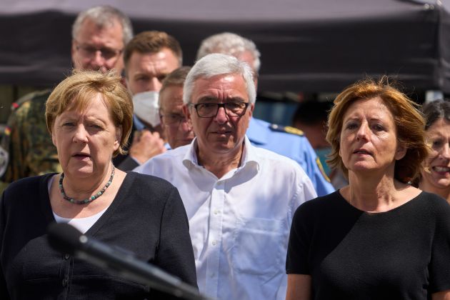La canciller alemana, Angela Merkel, junto al ministro de Interior, Roger Lewentz, y la Primera Ministra, Malu Dreyer, en la visita a las zonas más afectadas de Renania-Palatina. La canciller alemana, Angela Merkel, junto al ministro de Interior, Roger Lewentz, y la Primera Ministra, Malu Dreyer, en la visita a las zonas más afectadas de Renania-Palatina.