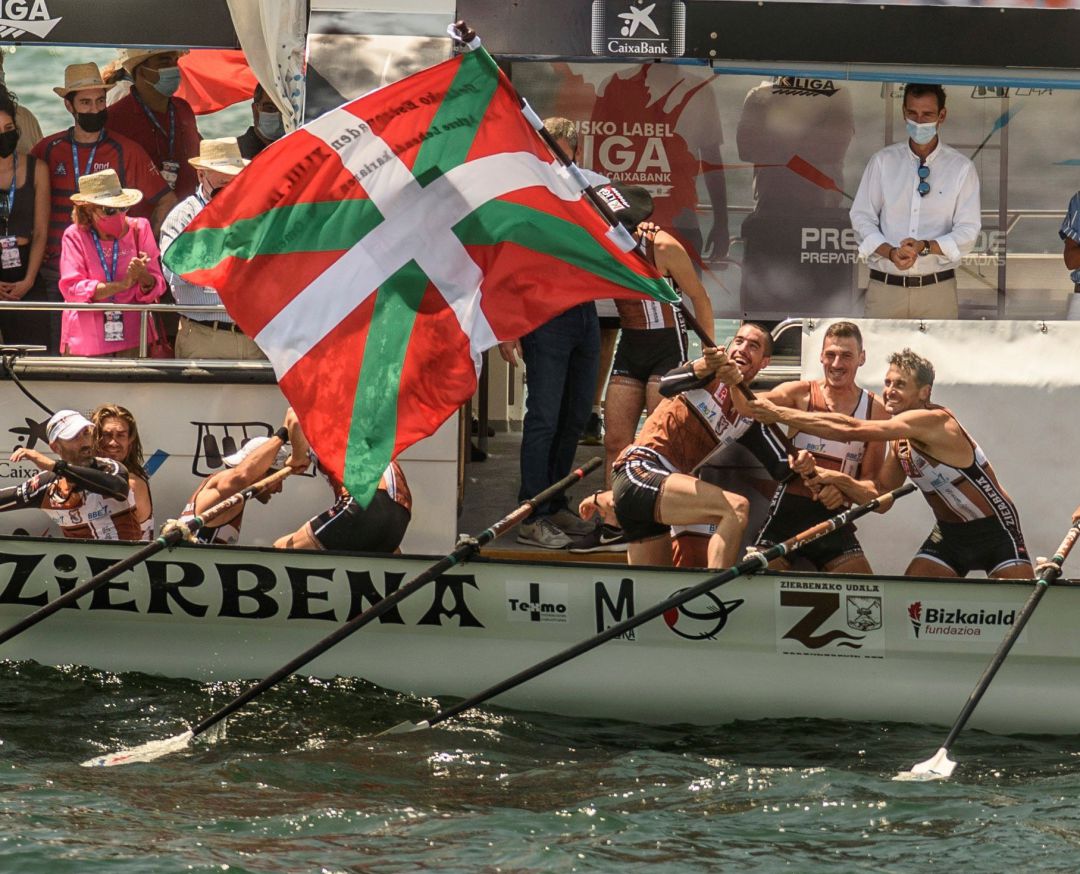 La tripulación de la trainera vizcaína de Zierbena Bahías de Bizkaia ondea la bandera para celebrar la victoria en la XLIII Ikurriña de Getxo, sexta cita puntuable para la Liga Eusko Label, la liga de traineras más importante, celebrada este domingo en Getxo. La tripulación de la trainera vizcaína de Zierbena Bahías de Bizkaia ondea la bandera para celebrar la victoria en la XLIII Ikurriña de Getxo, sexta cita puntuable para la Liga Eusko Label, la liga de traineras más importante, celebrada este domingo en Getxo.