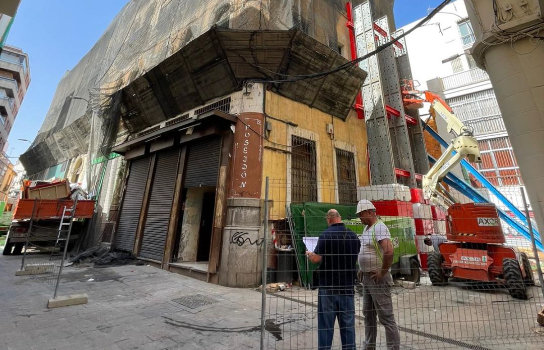 Trabajos previos en los edificios de la calle María Cristina en Córdoba donde se ha previsto construir un albergue con 34 habitaciones Trabajos previos en los edificios de la calle María Cristina en Córdoba donde se ha previsto construir un albergue con 34 habitaciones