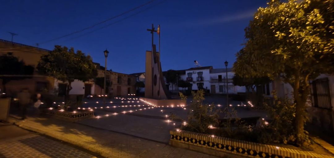 Una de las plazas de Navas de Tolosa durante la Noche de las Velas. Una de las plazas de Navas de Tolosa durante la Noche de las Velas.