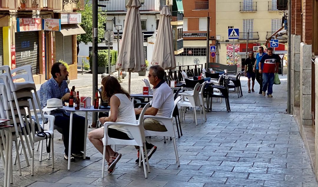 Tres personas sentadas en la terraza de un bar de la capital. Tres personas sentadas en la terraza de un bar de la capital.