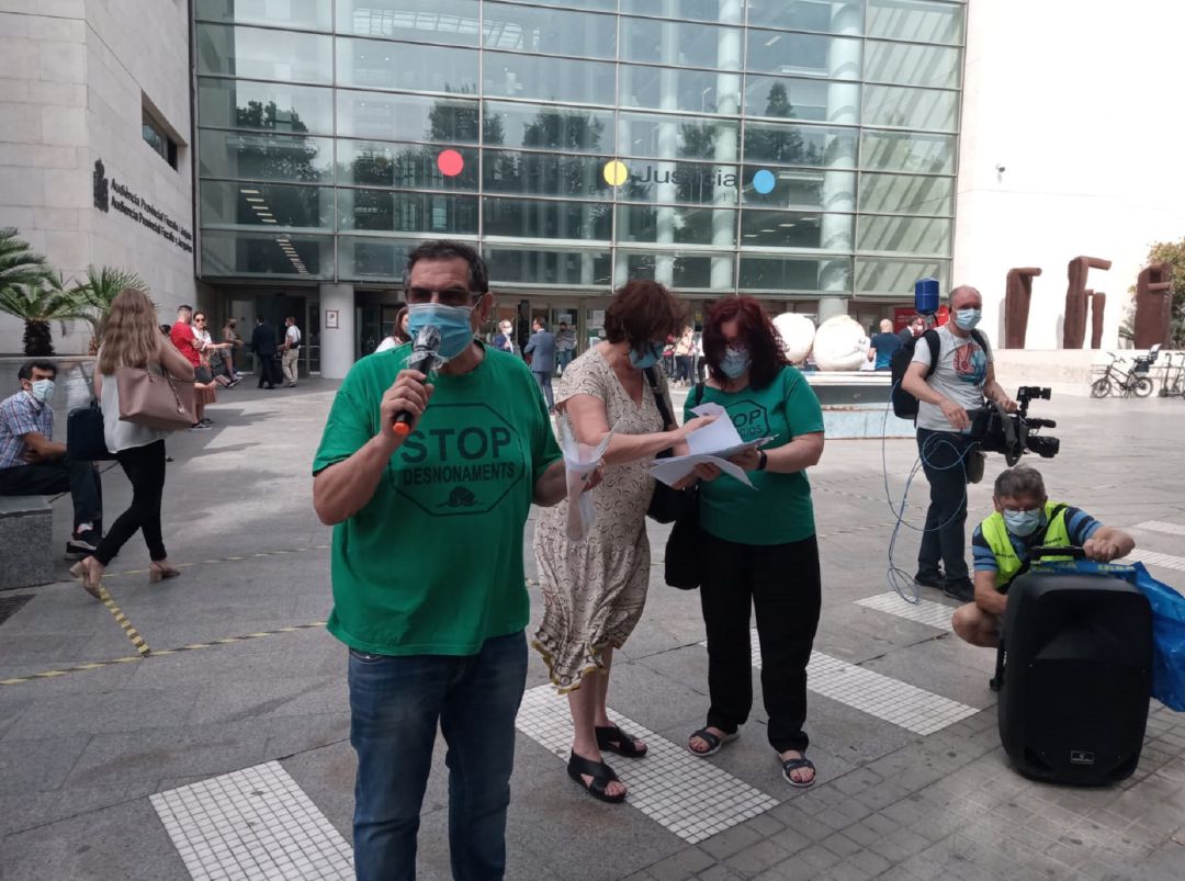 Miembros de la Plataforma de Afectados por la Hipoteca de València frente a la Ciudad de la Justicia de la ciudad en el mes de junio de 2021. Miembros de la Plataforma de Afectados por la Hipoteca de València frente a la Ciudad de la Justicia de la ciudad en el mes de junio de 2021.