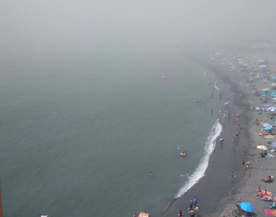 La falta de visibilidad obliga el cierre de las playas de Málaga capital La falta de visibilidad obliga el cierre de las playas de Málaga capital