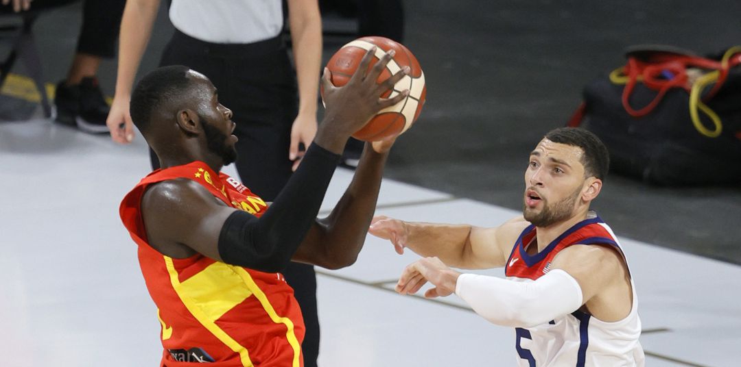 Zach LaVine trata de quitarle la pelota a Usman Garuba durante el amistoso de Las Vegas Zach LaVine trata de quitarle la pelota a Usman Garuba durante el amistoso de Las Vegas