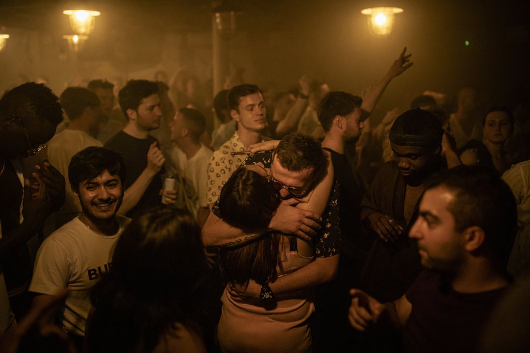 Dos personas se abrazan en la discoteca Egg London, en la madrugada de este lunes, para celebrar el 'Freedom Day'. Dos personas se abrazan en la discoteca Egg London, en la madrugada de este lunes, para celebrar el 'Freedom Day'.