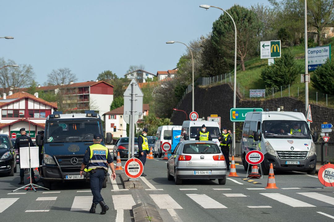 Controles en la frontera hispano-francesa de Behobia en la localidad guipuzcoana de Irún. Controles en la frontera hispano-francesa de Behobia en la localidad guipuzcoana de Irún.