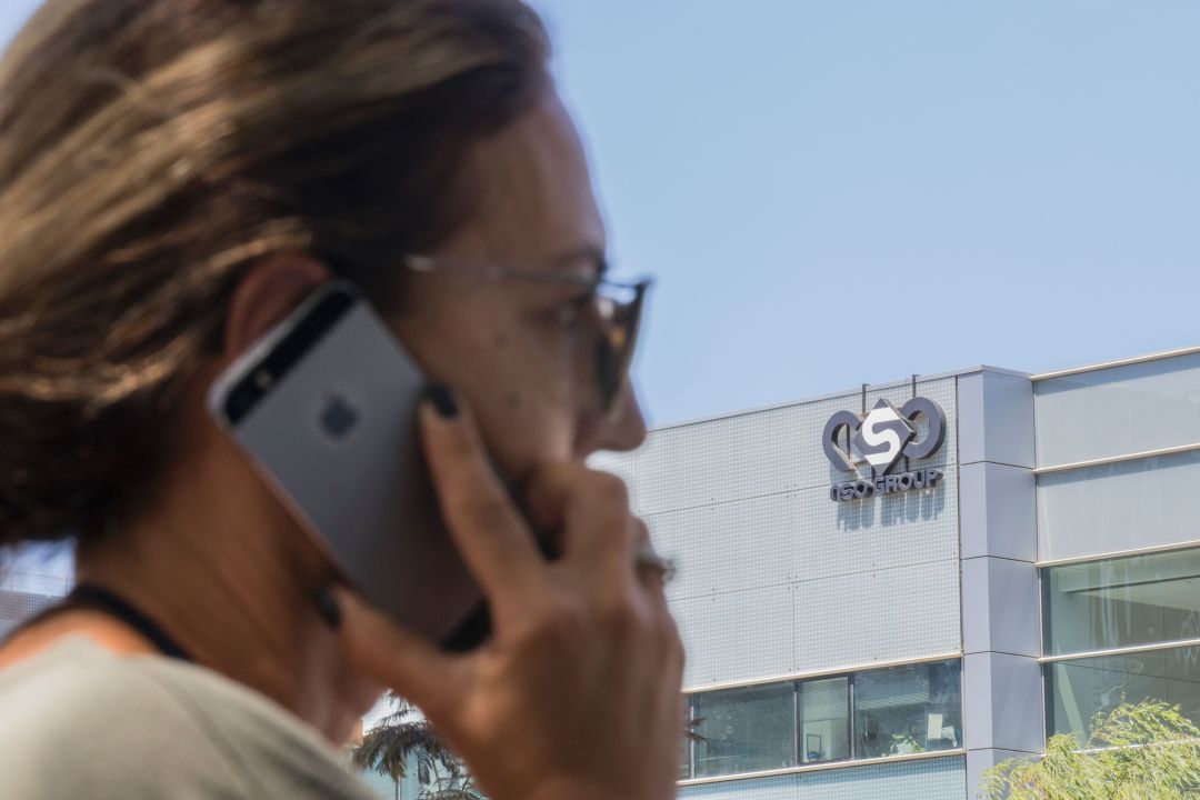 Una mujer israelí utiliza su móvil frente a la sede de la empresa NSO Group. Una mujer israelí utiliza su móvil frente a la sede de la empresa NSO Group.