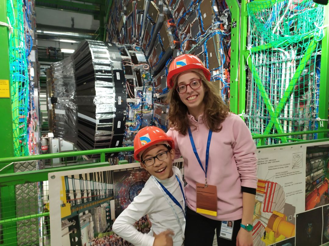 Irene Mateos con su hermano en una instalación del CERN Irene Mateos con su hermano en una instalación del CERN