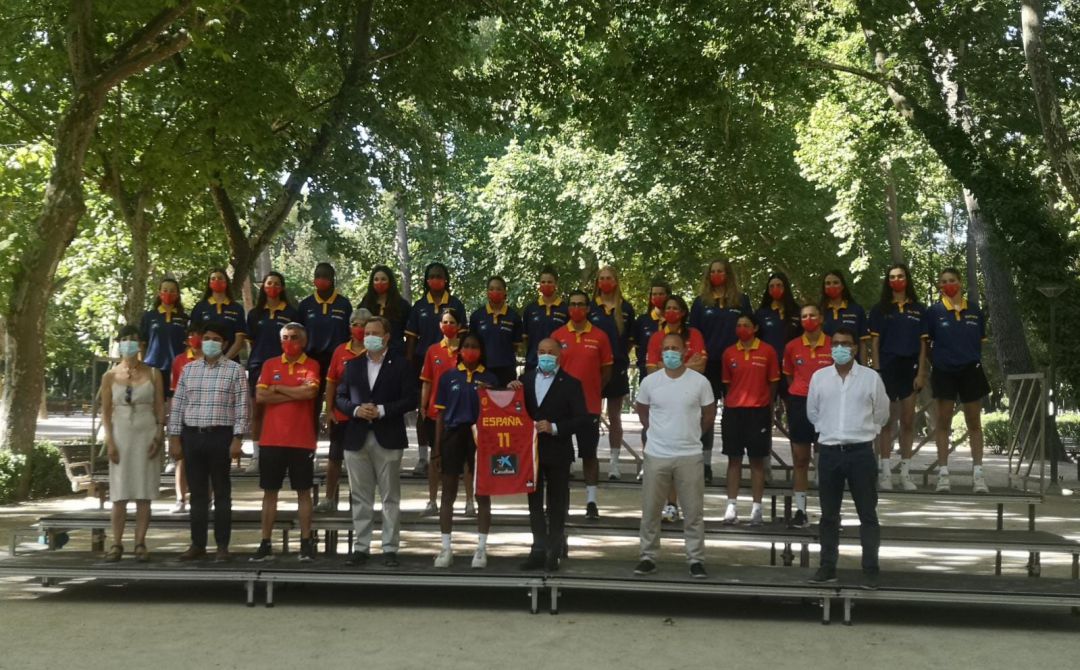 La Selección Española U19 Femenina de Baloncesto junto con los representantes políticos de la ciudad. La Selección Española U19 Femenina de Baloncesto junto con los representantes políticos de la ciudad.