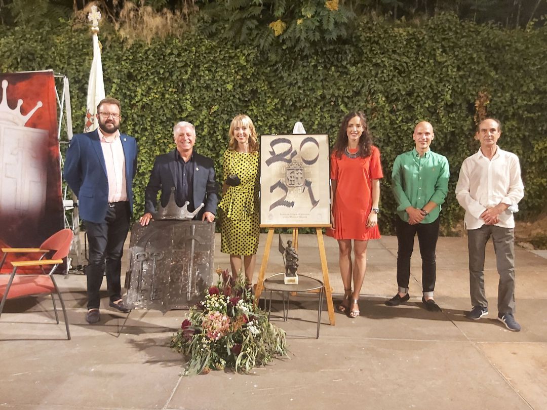 Marcos Monar, Juan Francisco Ferrándiz, Mari Nieves Pascual, Mireia Estepa, Octavio Cerdá y Lucio Abad, junto a la portada de la revista Marcos Monar, Juan Francisco Ferrándiz, Mari Nieves Pascual, Mireia Estepa, Octavio Cerdá y Lucio Abad, junto a la portada de la revista