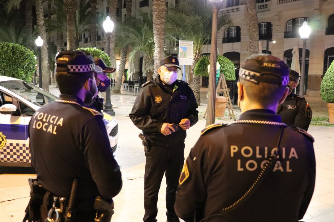 Imagen de archivo de agentes de la Policía Local de Alicante en la Explanada Imagen de archivo de agentes de la Policía Local de Alicante en la Explanada