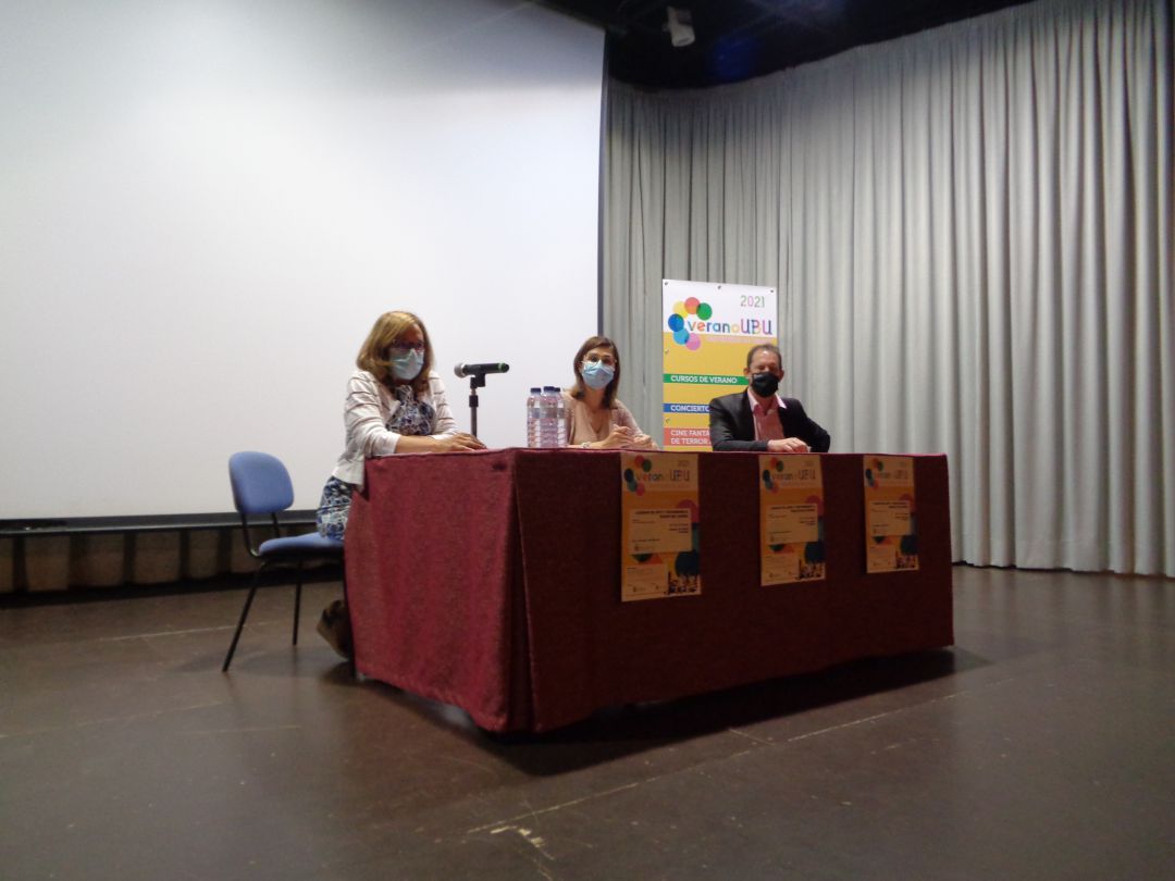 Pilar Rodríeguez de las Heras (izq), en la inauguración del curso, con la alcaldesa, Raquel González, y David Peterson, director de los Cursos de Verano de la UBU Pilar Rodríeguez de las Heras (izq), en la inauguración del curso, con la alcaldesa, Raquel González, y David Peterson, director de los Cursos de Verano de la UBU