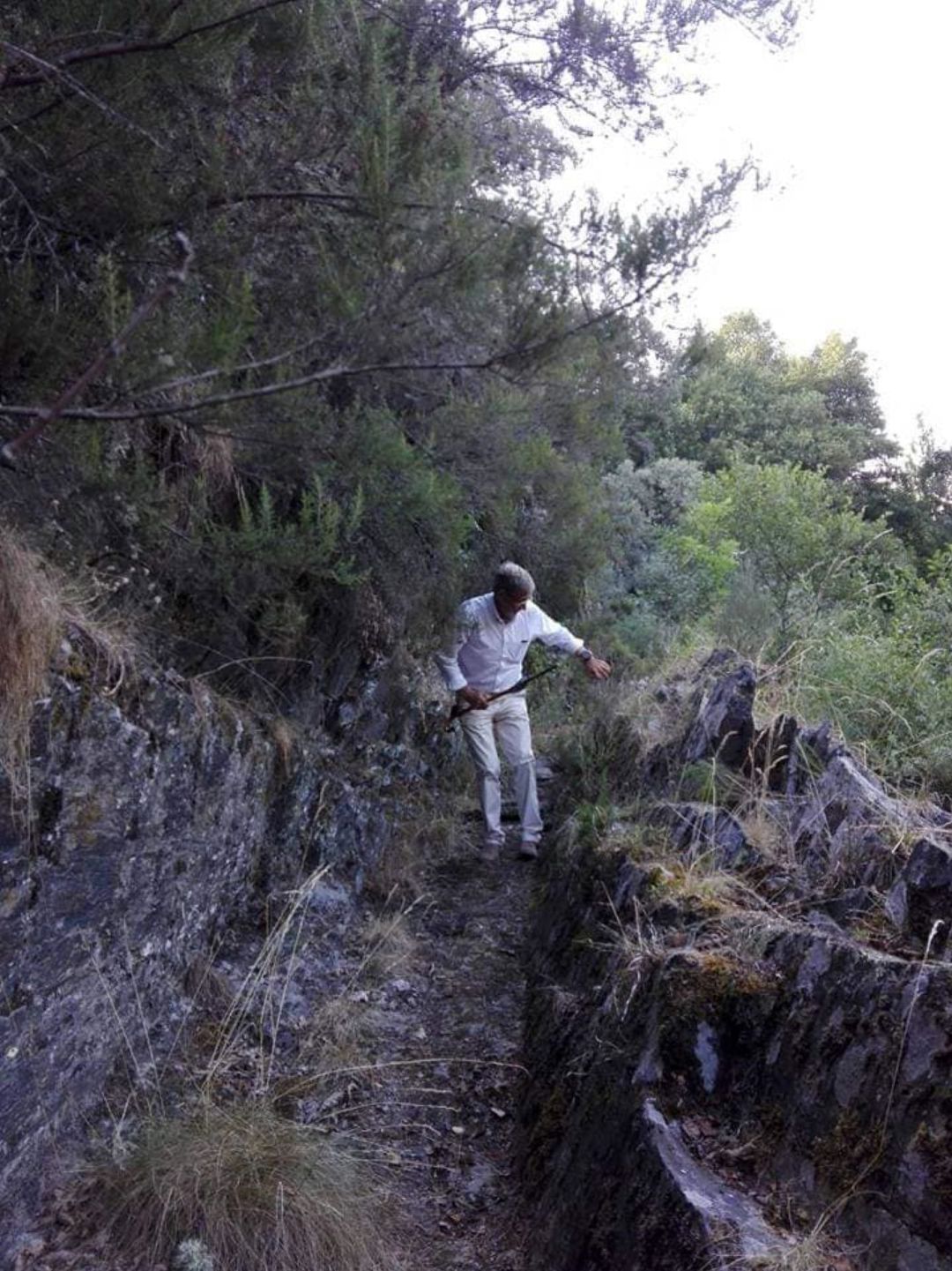 El presidente del Partido Regionalista del Bierzo (PRB), Tarsicio Carballo, en el lugar del descubrimiento. El presidente del Partido Regionalista del Bierzo (PRB), Tarsicio Carballo, en el lugar del descubrimiento.