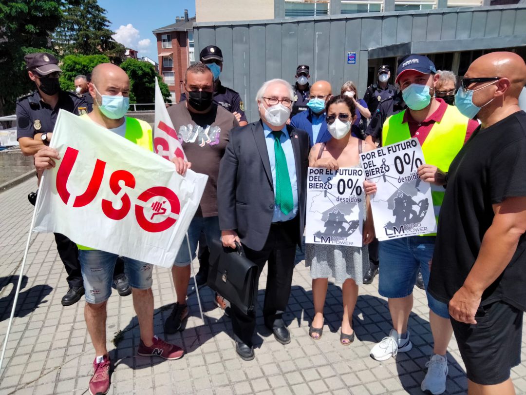 El ministros de Universidad, Manuel Castells atiende al comité de LM El ministros de Universidad, Manuel Castells atiende al comité de LM