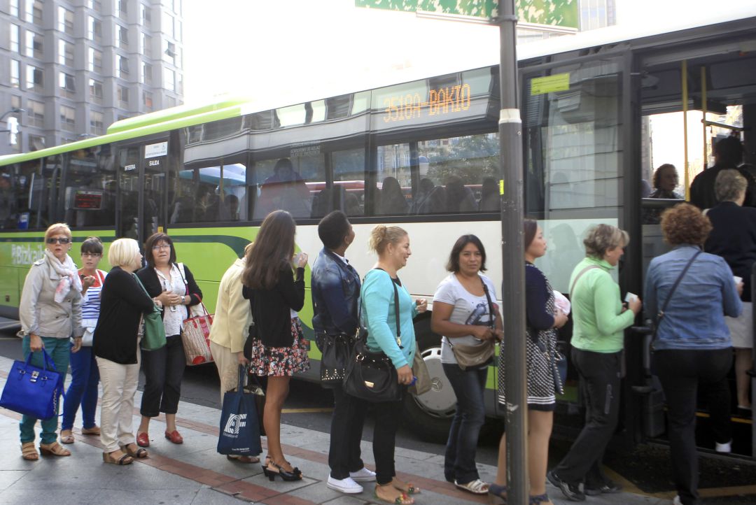 Pasajeros esperando a subir a una unidad de Bizkaibus en una imagen de archivo Pasajeros esperando a subir a una unidad de Bizkaibus en una imagen de archivo