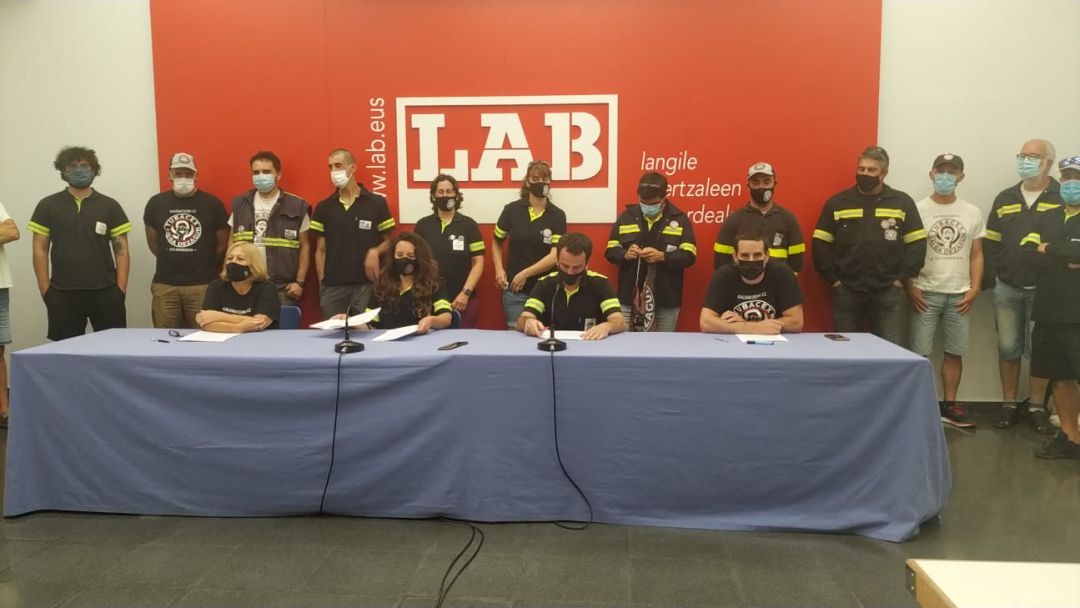 Los trabajadores de LAB en la comparecencia ante la prensa. Los trabajadores de LAB en la comparecencia ante la prensa.