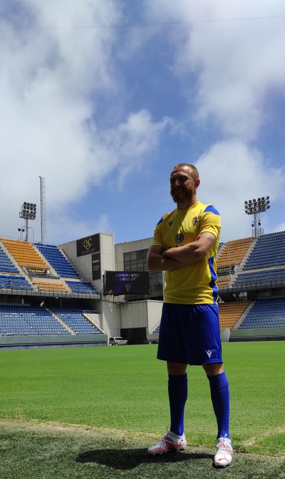 Vato Haroyan en su presentación como jugador del Cádiz. Vato Haroyan en su presentación como jugador del Cádiz.