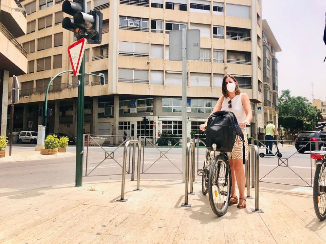 Esther Díez en uno de los puntos de Bici Elx Esther Díez en uno de los puntos de Bici Elx