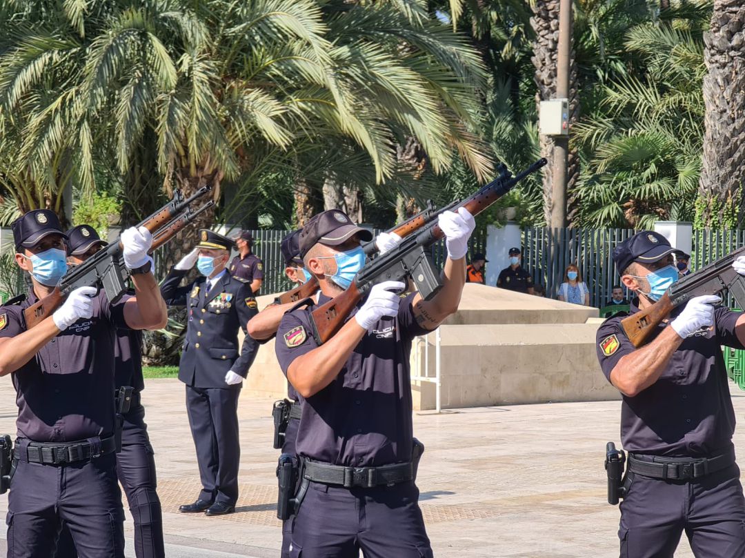 Agentes en el homenaje por la pandemia Agentes en el homenaje por la pandemia