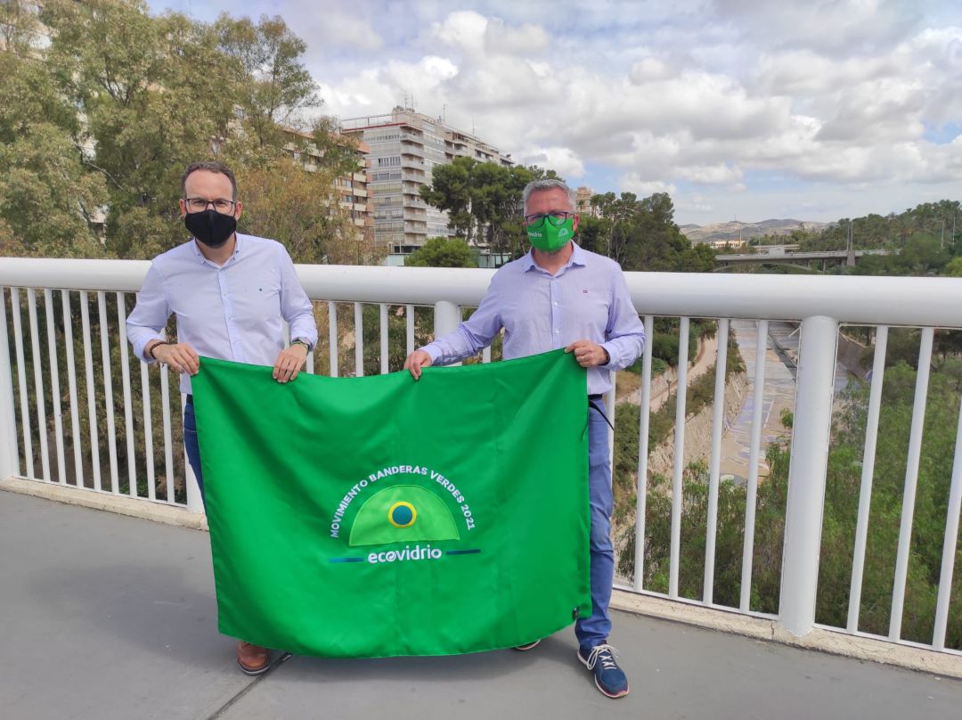 El concejal de Limpieza de Elche, Héctor Díez y el gerente de la Ecovidrio, Roberto Fuentes El concejal de Limpieza de Elche, Héctor Díez y el gerente de la Ecovidrio, Roberto Fuentes