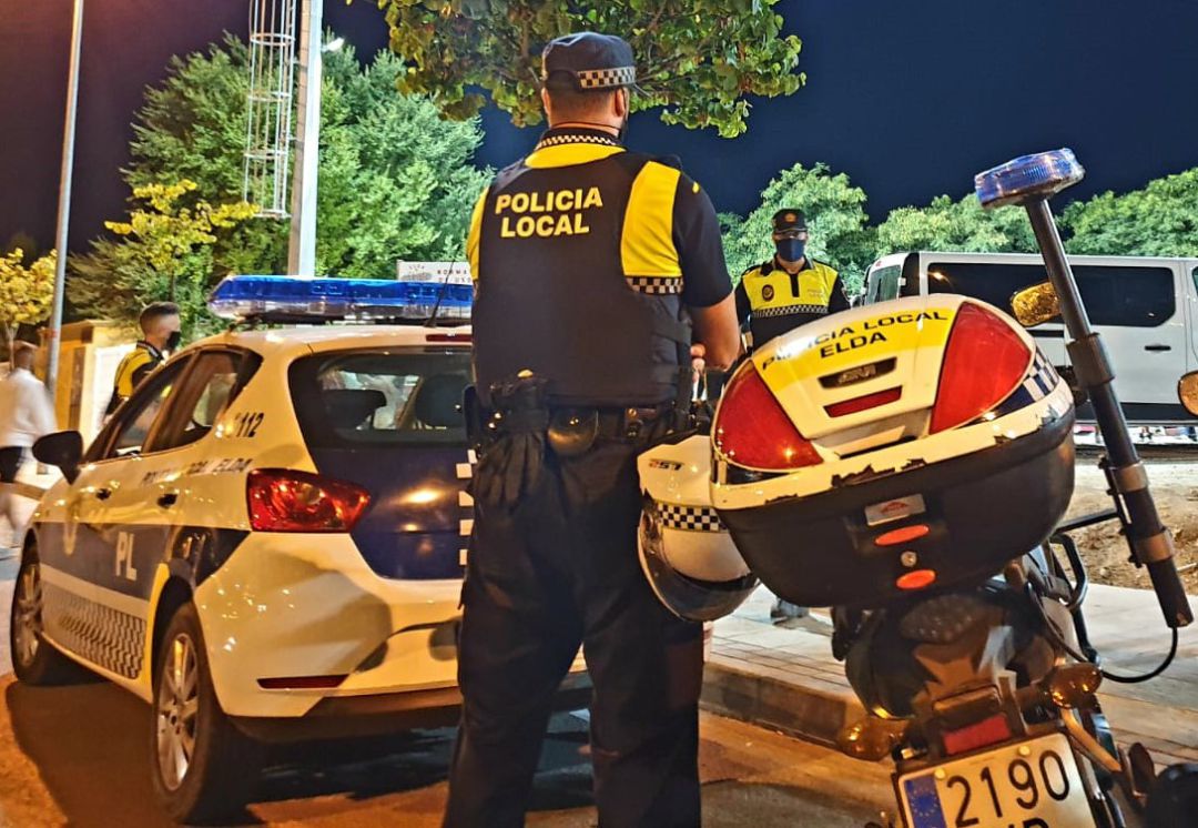 La Policía Local de Elda desaloja un cuartelillo que celebraba una fiesta La Policía Local de Elda desaloja un cuartelillo que celebraba una fiesta