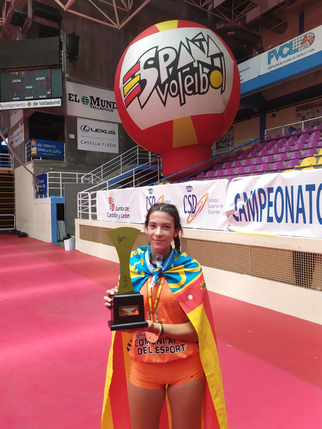 Martina Olivares con el trofeo de campeona de España Martina Olivares con el trofeo de campeona de España
