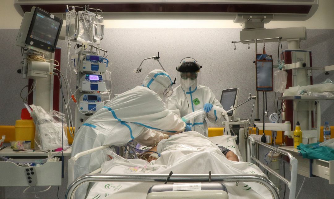 Facultativos atienden a un paciente con Covid-19 en la UCI del Hospital Reina Sofía de Córdoba. Facultativos atienden a un paciente con Covid-19 en la UCI del Hospital Reina Sofía de Córdoba.