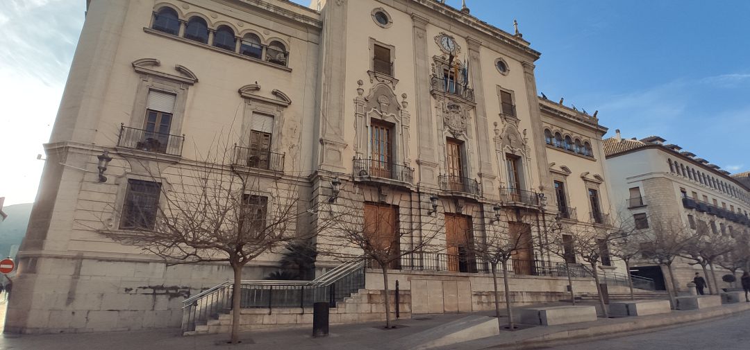 Fachada principal del Ayuntamiento de Jaén. Fachada principal del Ayuntamiento de Jaén.