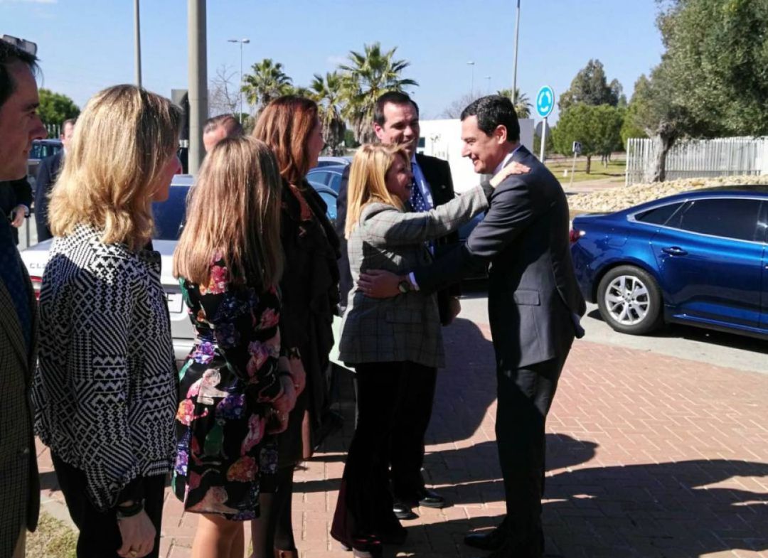 Mamen Sánchez saludando a Juanma Moreno en su visita a Jerez en 2019 Mamen Sánchez saludando a Juanma Moreno en su visita a Jerez en 2019