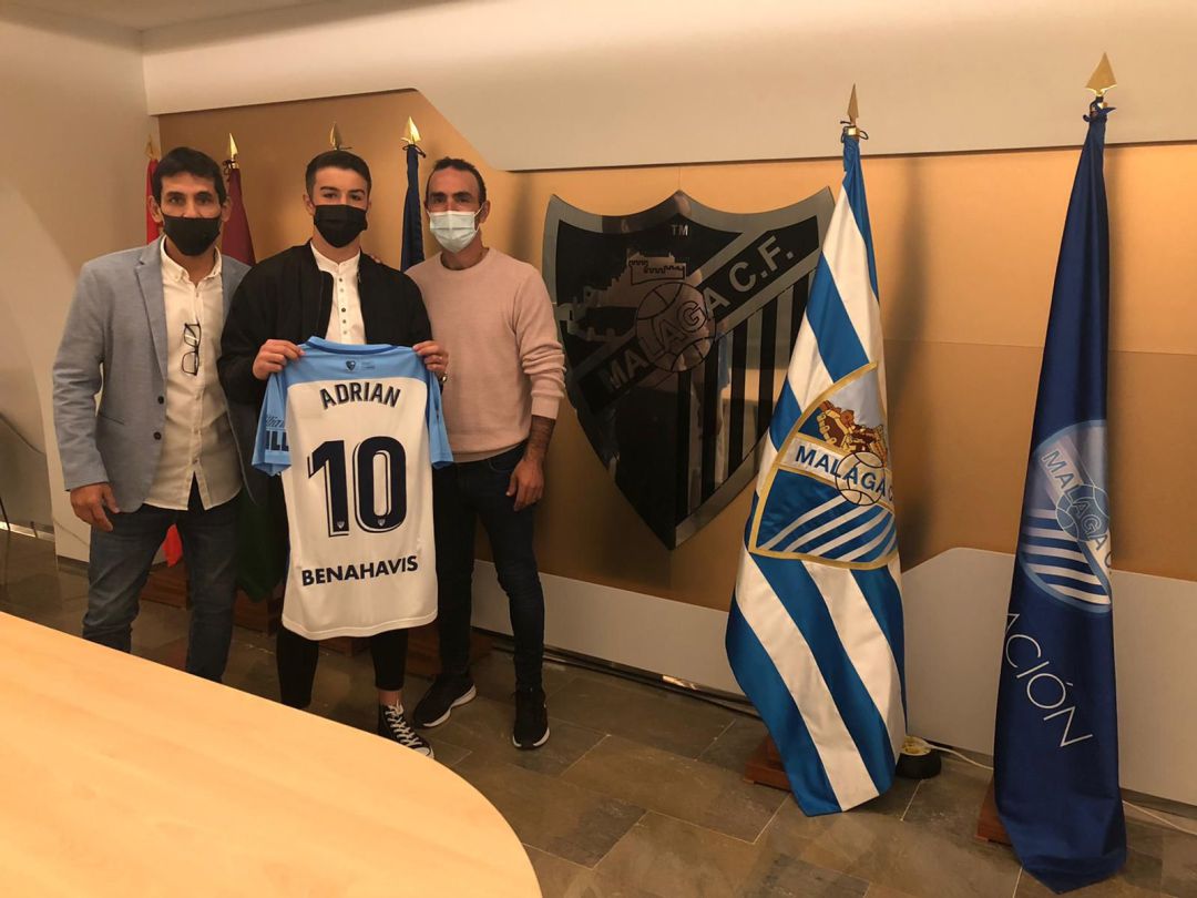 Momento tras la firma del contrato de contrato com profesional, Adrián, en el centro, acompañado por su padre, a la derecha, y su representante Momento tras la firma del contrato de contrato com profesional, Adrián, en el centro, acompañado por su padre, a la derecha, y su representante