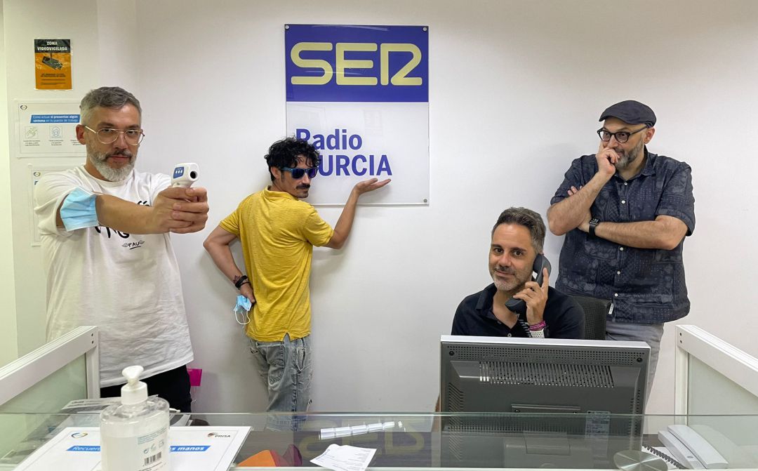 El conductor del programa Paco Sánchez, de blanco, acompañado del cantante y compositor Fran Ropero, de amarillo; el escritor y profesor universitario, Miguel Ángel Hernández, y Ángel Cruz, coordinador de la Filmoteca Regional Francisco Rabal, en los estudios de Radio Murcia El conductor del programa Paco Sánchez, de blanco, acompañado del cantante y compositor Fran Ropero, de amarillo; el escritor y profesor universitario, Miguel Ángel Hernández, y Ángel Cruz, coordinador de la Filmoteca Regional Francisco Rabal, en los estudios de Radio Murcia