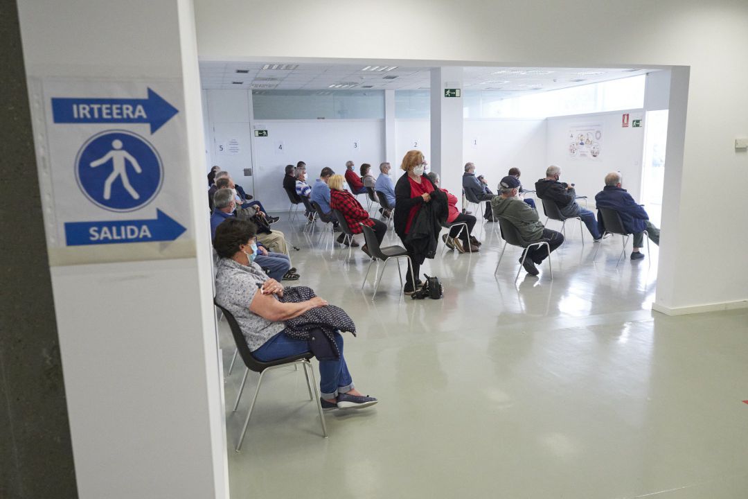 Archivo - Imagen de archivo de vrias personas esperando para recibir la vacuna de Janssen contra el Covid-19. Archivo - Imagen de archivo de vrias personas esperando para recibir la vacuna de Janssen contra el Covid-19.