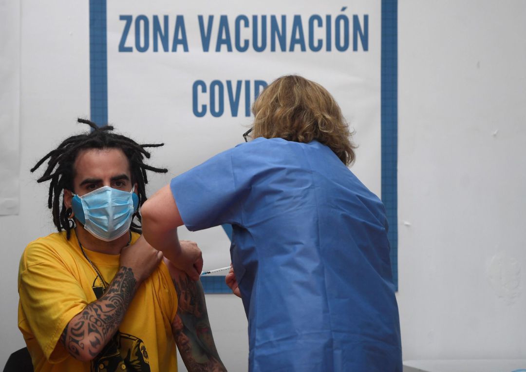 Un joven recibe una dosis de la vacuna contra la Covid en una imagen de archivo Un joven recibe una dosis de la vacuna contra la Covid en una imagen de archivo