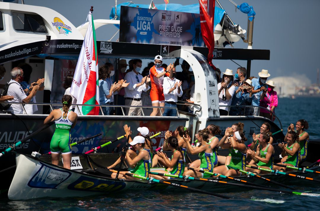 Las remeras de Hondarribia celebran el liderato de su patrona, Miren Garmendia Las remeras de Hondarribia celebran el liderato de su patrona, Miren Garmendia