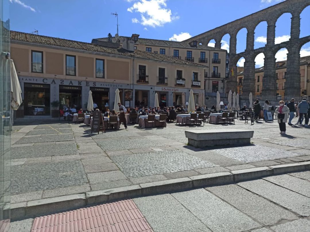 La Junta prohíbe durante dos semanas el consumo en barra y adelanta el cierre de la hostelería a las 01.30 La Junta prohíbe durante dos semanas el consumo en barra y adelanta el cierre de la hostelería a las 01.30