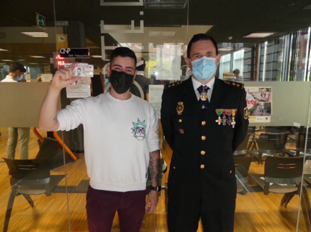 El 1º DNI 4.0 expedido en la Comisaria de Vigo,
acompañado por el Comisario, Jefe Comisaría Policía Nacional
de Vigo. El 1º DNI 4.0 expedido en la Comisaria de Vigo,
acompañado por el Comisario, Jefe Comisaría Policía Nacional
de Vigo.