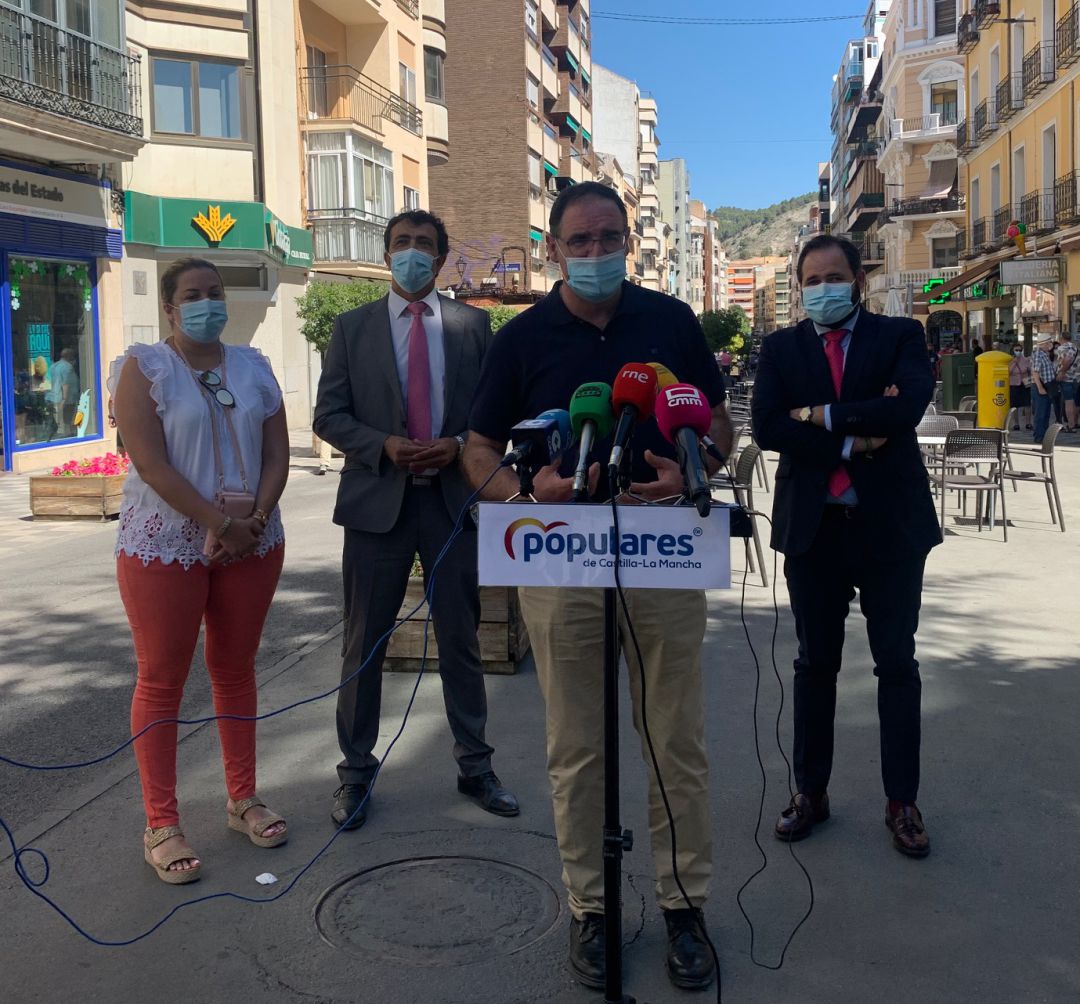 Paco Núñez, junto a Benjamín Prieto, han visitado algunos comercios de la capital conquense Paco Núñez, junto a Benjamín Prieto, han visitado algunos comercios de la capital conquense